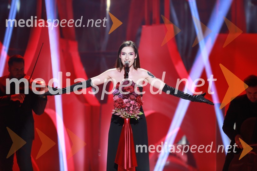  Sara Briški Cirman - Raiven, pevka, harfistkaRaiven je zmagovalka slovenske popevke 2021