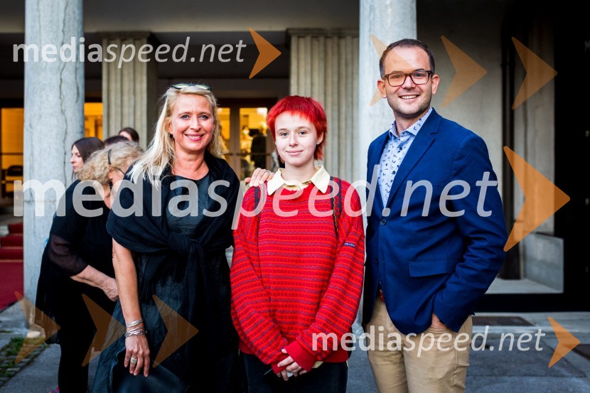  Tatjana Doma, dramaturginja SLG Celje;  Lola Doma;  ... Pravi heroji, premiera SLG Celje