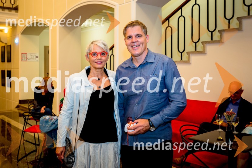  Alja Predan, dramaturginja SLG Celje, nekdanja umetniška direktorica Festivala Borštnikovo srečanje;  Simon Šerbinek, lektorPravi heroji, premiera SLG Celje